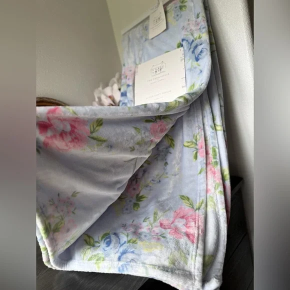 Rachel Ashwell Farmhouse Pink Cottage chic Rose Floral Soft Throw Blanket - Picture 3 of 5